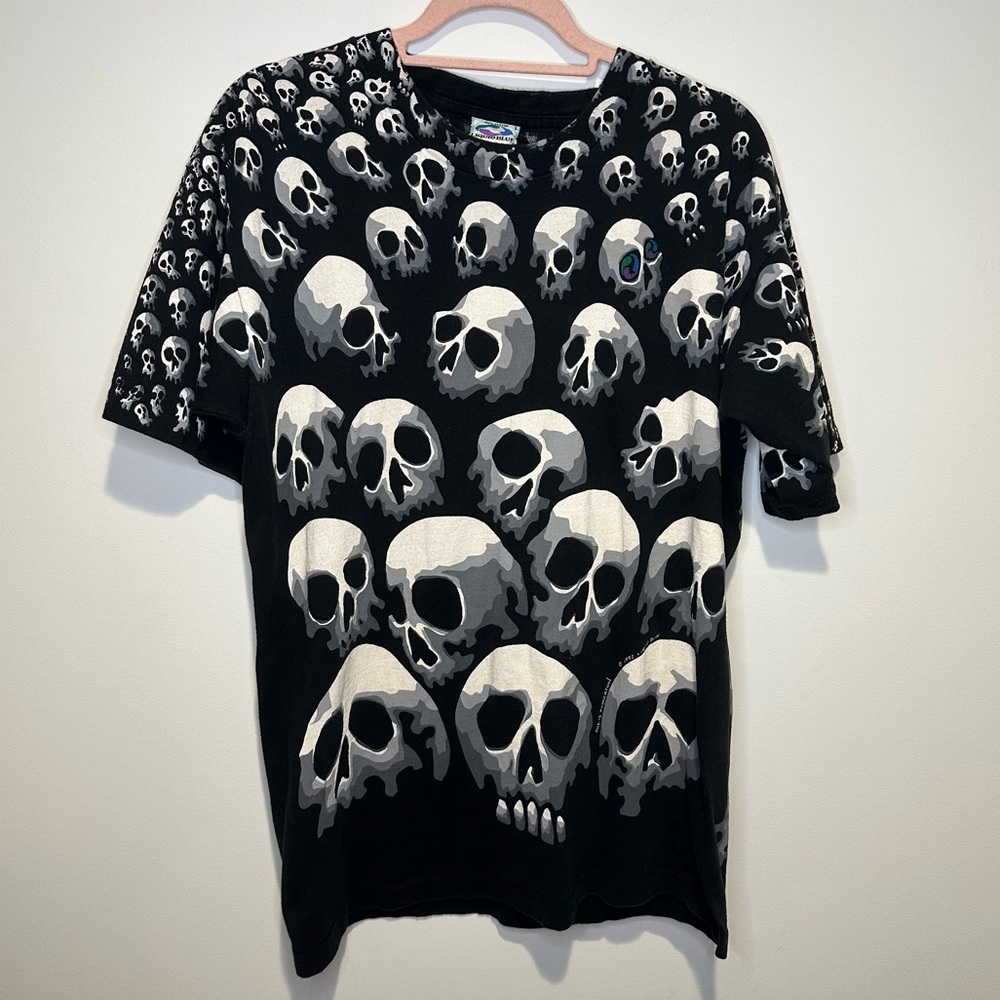vintage liquid blue skulls tshirt size large